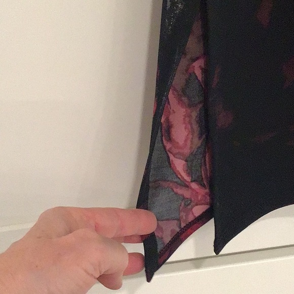 Clara Sun Woo tunic. Size L. Black & red rose design. 8” side slit at hem. - Picture 2 of 5
